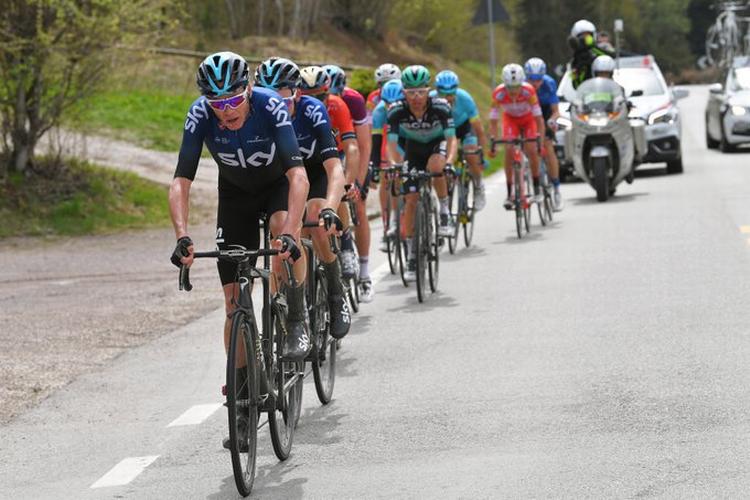 Chris Froome har sat sig i front i jagten på dagens tidlige udbrud. 