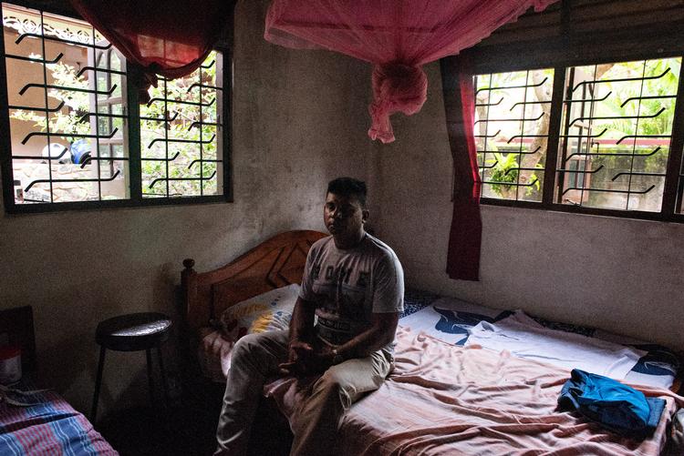 
  
Mistet alt. Pradeeb Thusandha sidder på den seng, han indtil sidste uge delte med sin kone.

   Foto: Claus Blok Thomsen