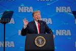 
    USA vil forlade FN's traktat om handel med konventionelle våben, siger præsident Donald Trump.
Nyheden kommer fra Trump ved en tale til det årlige møde for NRA, der er den nok mest fremtrædende lobbyorganisation for amerikaneres rettigheder til at bære våben. REUTERS/Lucas Jackson
   Foto: Lucas Jackson/Ritzau Scanpix