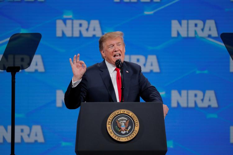 
    USA vil forlade FN's traktat om handel med konventionelle våben, siger præsident Donald Trump.
Nyheden kommer fra Trump ved en tale til det årlige møde for NRA, der er den nok mest fremtrædende lobbyorganisation for amerikaneres rettigheder til at bære våben. REUTERS/Lucas Jackson
   Foto: Lucas Jackson/Ritzau Scanpix