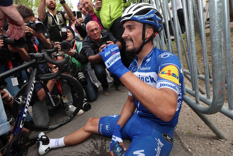 Julian Alaphilippe puster ud efter onsdagens kraftanstrengelse, der bragte ham over stregen lige foran Jakob Fuglsang som vinder af Flèche Wallonne for andet år i træk.
 Foto: Benoit Doppagne/Ritzau Scanpix