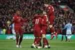 Naby Keita skjules fredag aften af sine glade holdkammerater, efter han i første minut på Anfield har scoret mod Huddersfield.
   Foto: Oli Scarff/Ritzau Scanpix