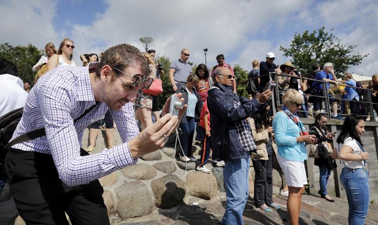 Langelinie på en typisk sommerdag. En millioner mennesker føler hvert år trang til at besøge Den Lille Havfrue.  Foto: Jens Dresling/POLFOTO