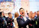 
  Jubel på valgnatten, hvor Volodomyr Selenski vandt titlen som præsident. Nu skal han hpåndtere et kølnet forhold til Rusland.   Foto: Valentyn Ogirenko/Ritzau Scanpix