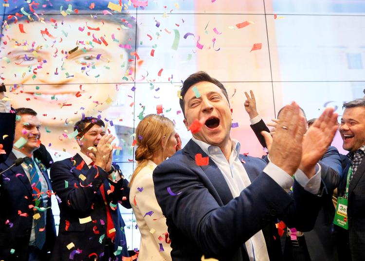 
  Jubel på valgnatten, hvor Volodomyr Selenski vandt titlen som præsident. Nu skal han hpåndtere et kølnet forhold til Rusland.   Foto: Valentyn Ogirenko/Ritzau Scanpix