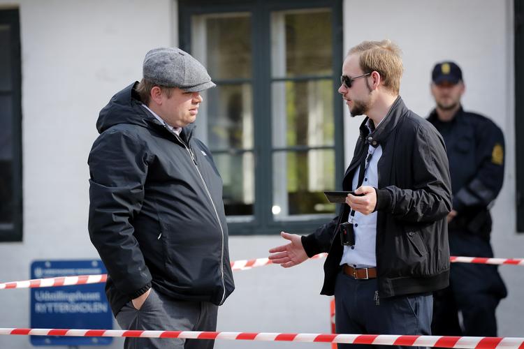  Rasmus Paludan, leder af partiet Stram Kurs, demonstrerede i går på Brønshøj Torv under stort politiopbud- og brænder koranen af. Det kommer ikke til at ske i Tønder i dag. 
   Foto: Jens Dresling/POLFOTO