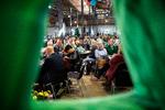 Optimismen er til at opspore blandt medlemmerne af Alternativet ved partiets årsmøde i Odense. Det er til trods for, at partiet her kort før valget »ligger og roder rundt på rigtig få procenter« i meningsmålingerne, som et af medlemmerne udtrykker det.  Foto: Carsten Bundgaard/Ritzau Scanpix