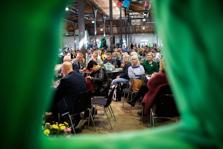 Optimismen er til at opspore blandt medlemmerne af Alternativet ved partiets årsmøde i Odense. Det er til trods for, at partiet her kort før valget »ligger og roder rundt på rigtig få procenter« i meningsmålingerne, som et af medlemmerne udtrykker det.  Foto: Carsten Bundgaard/Ritzau Scanpix