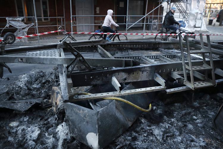 
    Oprydning mandag morgen efter voldsomme uroligheder på Blågårds Plads på Nørrebro søndag før påske. En skurvogn ligger udbrændt tilbage på Todesgade ved Blågårds Plads.
   Foto: Jens Dresling/POLFOTO