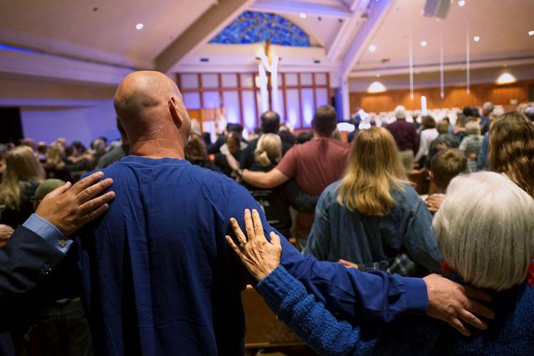 Kirkegængere i Rancho Bernardo Community Presbyterian-kirken i Poway sørger over de dræbte i byens synagoge.  Foto: Sandy Huffaker/Ritzau Scanpix