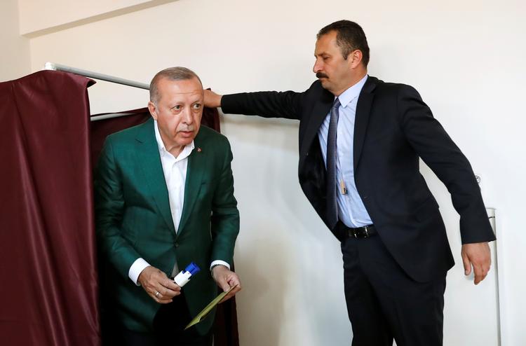 Præsident Recep Tayyip Erdogan på vej ud af stemmeboksen under lokalvalget 31. marts i hjembyen, Istanbul. Erdogans parti tabte til Ekrem Imamoglu fra oppositionen, men ønsker valget annulleret.   Foto: Murad Sezer/Ritzau Scanpix