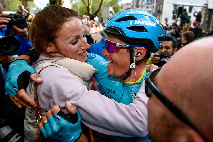  Jakob Fuglsang får efter sejren en ordentlig krammer af sin hustru.  Foto: Eric Lalmand/Ritzau Scanpix