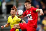 Esbjergs Markus Halsti (th.) når bolden foran Brøndbys Kamil Wilczek under søndagens opgør i Brøndby, hvor jyderne igen vandt.
   Foto: Jens Dresling/POLFOTO