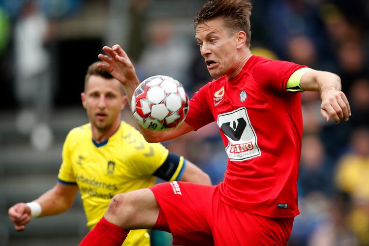 Esbjergs Markus Halsti (th.) når bolden foran Brøndbys Kamil Wilczek under søndagens opgør i Brøndby, hvor jyderne igen vandt.
   Foto: Jens Dresling/POLFOTO