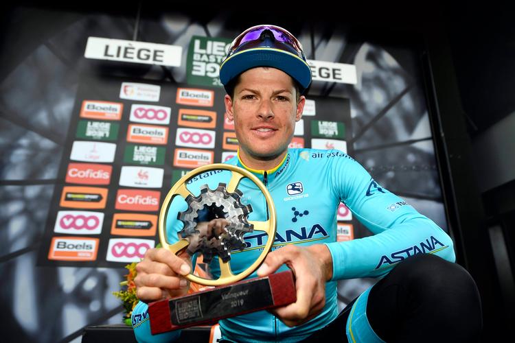 Jakob Fuglsang viser glad og stolt sejrstrofæet i Liège-Bastogne-Liège frem. Foto: Eric Lalmand/Ritzau Scanpix