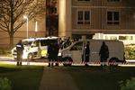 Politiet har været massivt til stede i  Ladegårdsparken i Holbæk efter at en yngre mand er blevet ramt af skud søndag. Foto: Henrik R. Pedersen/Ritzau Scanpix