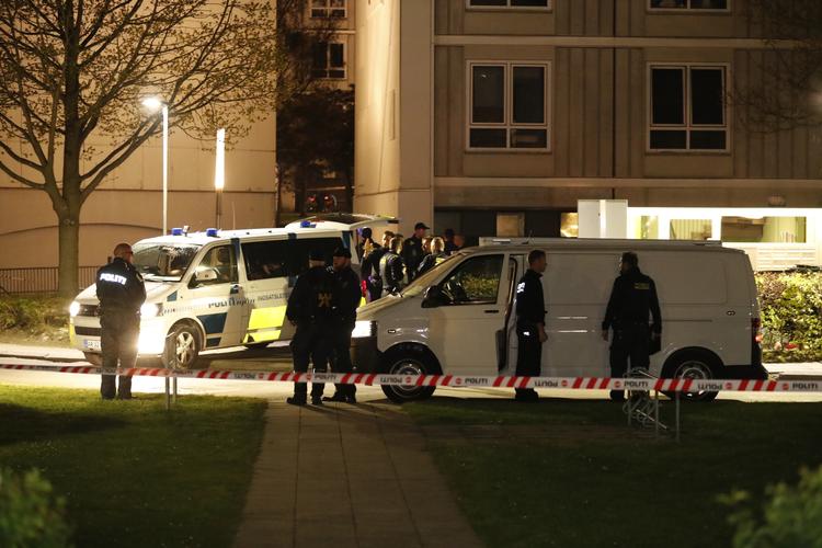 Politiet har været massivt til stede i  Ladegårdsparken i Holbæk efter at en yngre mand er blevet ramt af skud søndag. Foto: Henrik R. Pedersen/Ritzau Scanpix