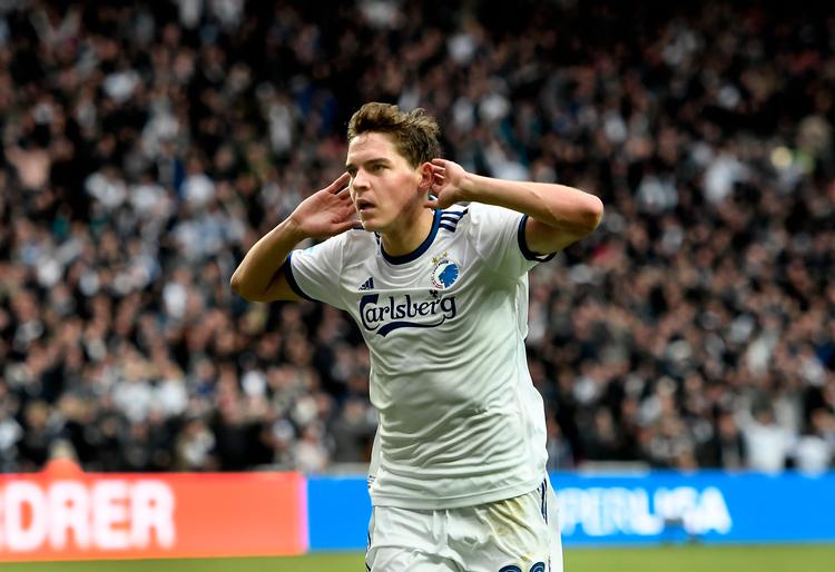 Robert Skov jubler efter at have scoret til 3-0 i FCK's storsejr over OB søndag aften.  Foto: Lars Poulsen/POLFOTO