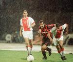 I midten af september 1994 tog Ajax imod AC Milan, og her fik en generation hollandske spillere et gennembrud. Her ses Michael Reiziger i duel med Milans Dejan Savicevic. 
   Foto: Peter Dejong/Ritzau Scanpix