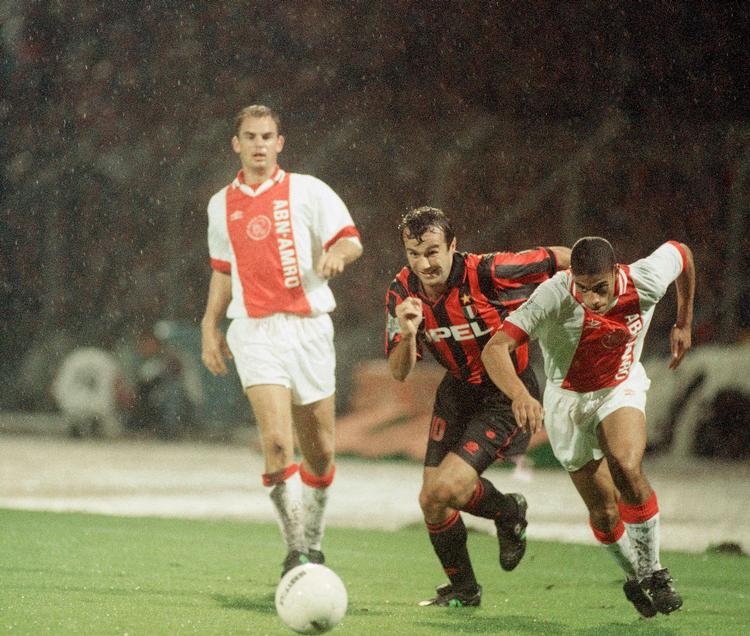 I midten af september 1994 tog Ajax imod AC Milan, og her fik en generation hollandske spillere et gennembrud. Her ses Michael Reiziger i duel med Milans Dejan Savicevic. 
   Foto: Peter Dejong/Ritzau Scanpix