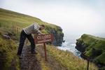 Vedligeholdelsesarbejdet på Færøernes består bl.a. i skiltning, så øernes rige fugleliv bliver generet mindst mulig af turister. Foto: VISIT FAROE ISLANDS. 