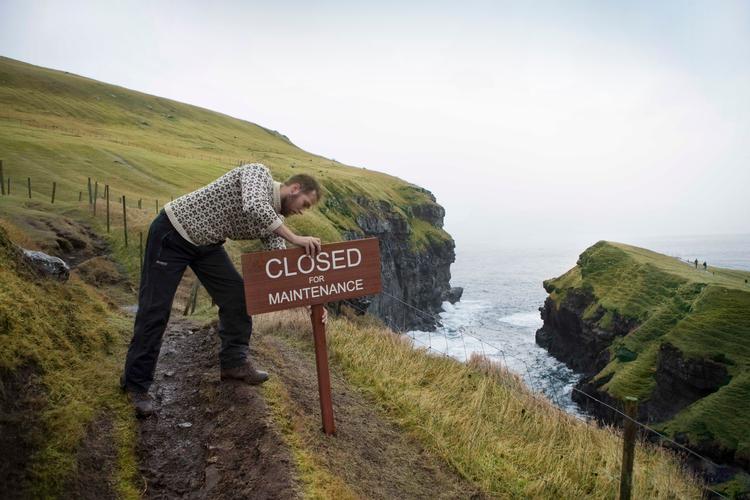 Vedligeholdelsesarbejdet på Færøernes består bl.a. i skiltning, så øernes rige fugleliv bliver generet mindst mulig af turister. Foto: VISIT FAROE ISLANDS. 