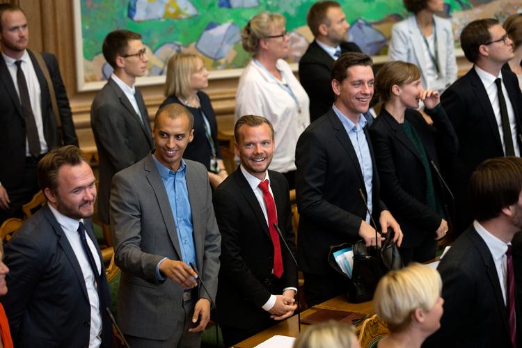 På billedet ses bl.a. Mattias Tesfaye (anden fra venstre) og Kaare Dybvad (fjerde fra venstre). Arkivfoto: Finn Frandsen Foto: Finn Frandsen/POLFOTO