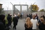 Politiet gik for nylig amok på fredelige demonstranter ved Ellebæk, fordi de angiveligt ikke fulgte politiets anvisninger om, hvor de skulle stå. 
    Ellebæk fængsel, demonstration for udvist afghansk mand.
   Foto: Lasse Kofod