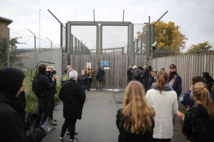 Politiet gik for nylig amok på fredelige demonstranter ved Ellebæk, fordi de angiveligt ikke fulgte politiets anvisninger om, hvor de skulle stå. 
    Ellebæk fængsel, demonstration for udvist afghansk mand.
   Foto: Lasse Kofod