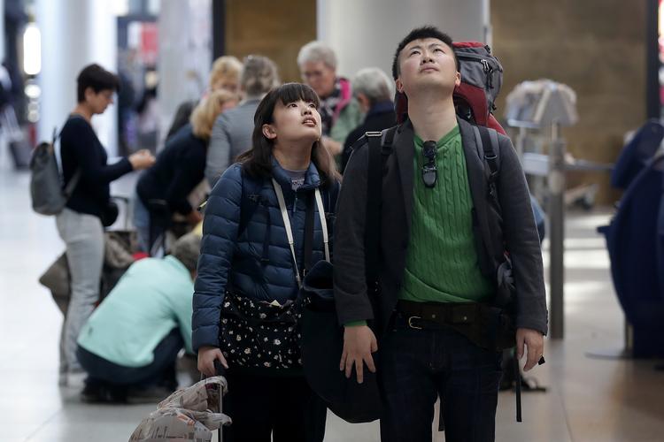 I afgangshallen i Københavns lufthavn må SAS-kunder ruste sig med ekstra tålmodighed. Strejken giver mange aflysninger. 
   Foto: Jens Dresling/POLFOTO