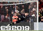 Marc-André ter Stegen præsterer endnu en formidabel redning i Barcelonas sejr over Real Sociedad og får i det hele taget ære for at være en væsentlig årsag til catalanernes guld i den spanske liga.  Foto: Albert Gea/Ritzau Scanpix