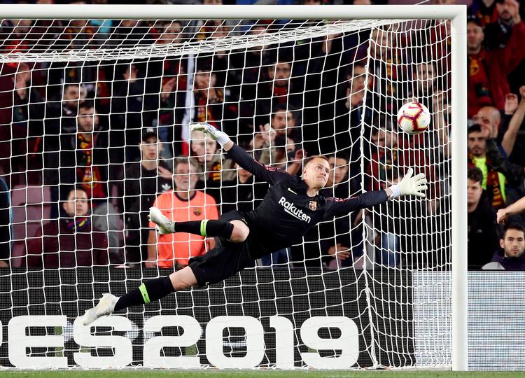 Marc-André ter Stegen præsterer endnu en formidabel redning i Barcelonas sejr over Real Sociedad og får i det hele taget ære for at være en væsentlig årsag til catalanernes guld i den spanske liga.  Foto: Albert Gea/Ritzau Scanpix