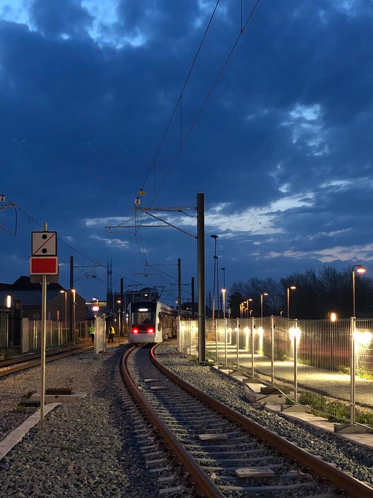 Det første letbanetog fra Grenaa mod Aarhus ruller ind på sporet i Grenaa lidt før klokken 5. Der er afgang klokken 5.14. Foto: Anne Bech-Danielsen