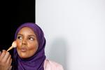 Model og tidligere flygtning Halima Aden bryder grænser i modebranchen som hijabbærende kvinde. Foto: Brendan Mcdermid/Ritzau Scanpix