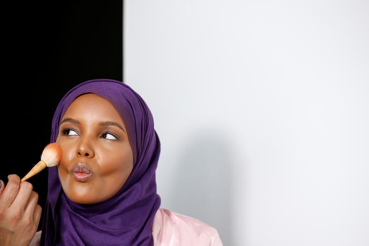 Model og tidligere flygtning Halima Aden bryder grænser i modebranchen som hijabbærende kvinde. Foto: Brendan Mcdermid/Ritzau Scanpix