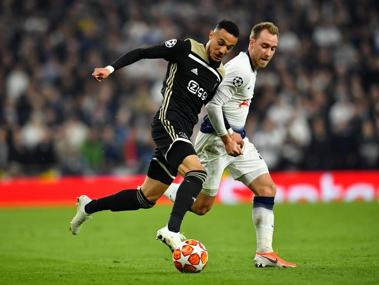 Christian Eriksen fik ikke nogen stor rolle i tirsdagens kamp, hvor han her prøver at pille bolden fra Noussair Mazraoui, der afløste Lasse Schöne hos Ajax. 
   Foto: Dylan Martinez/Ritzau Scanpix