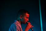 Elias Boussnina sang ikke perfekt til sin koncert i Lille Vega, men han sang så teksterne blev til levende billeder på ung og tåget forelskelse.  Foto: Jens Hartmann Schmidt/POLFOTO