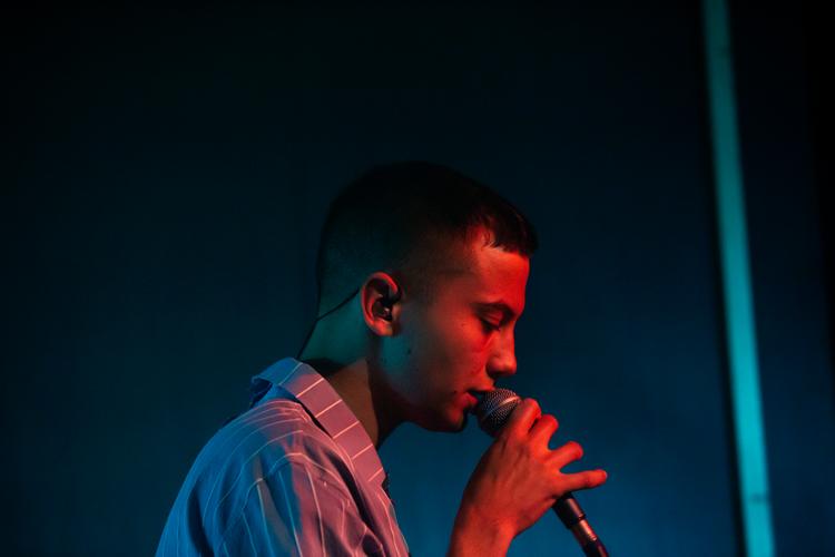 Elias Boussnina sang ikke perfekt til sin koncert i Lille Vega, men han sang så teksterne blev til levende billeder på ung og tåget forelskelse.  Foto: Jens Hartmann Schmidt/POLFOTO