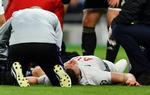 Tottenham-forsvareren Jan Vertonghen behandles efter sit sammenstød med holdkammeraten Toby Alderweireld.
   Foto: Dylan Martinez/Ritzau Scanpix