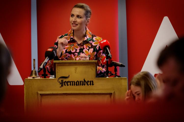 Mette Frederiksen talte i Aalborg tidligt onsdag. På det samme sted, hvor hun afholdt sin allerførste 1.maj tale for knap 25 år siden. 
   Foto: Mads Nissen/POLFOTO