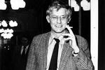 Arbejdsminister Svend Auken (S) nyder en smøg i 1979. Året forinden sad han for borden, da den daværende SV-regering indførte efterlønnen. Foto: Johnny Bonne/POLFOTO