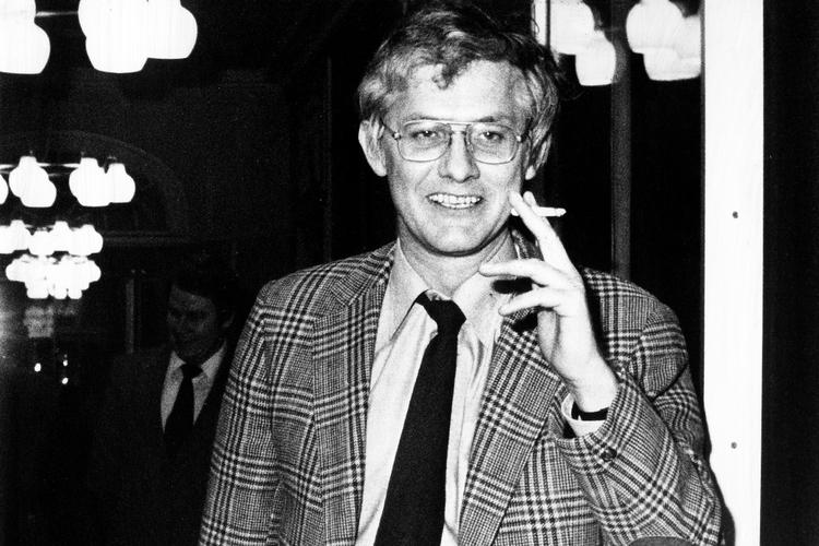 Arbejdsminister Svend Auken (S) nyder en smøg i 1979. Året forinden sad han for borden, da den daværende SV-regering indførte efterlønnen. Foto: Johnny Bonne/POLFOTO