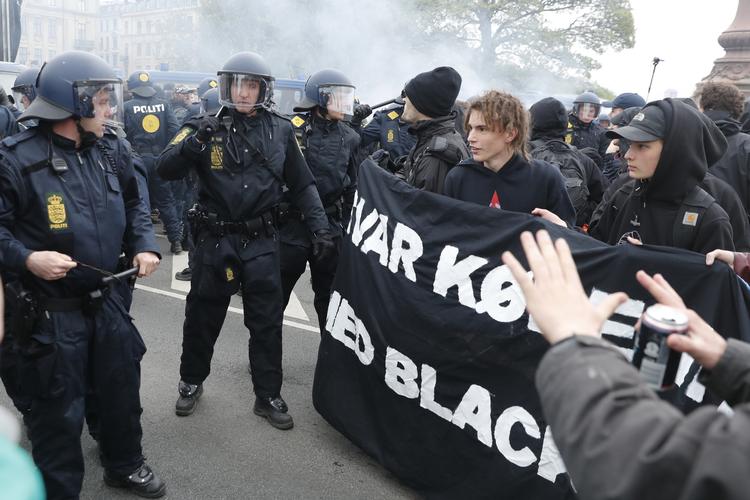 En demonstration på Israels Plads i København har udviklet sig, og politiet måtte trække deres stave.  Foto: Jens Dresling/POLFOTO