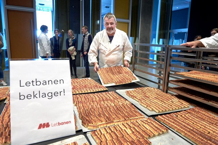 23. september 2017 delte Oldermand for Aarhus bagerlaug mere end 4.000 stykker kransekage ud, selv om åbningen af Letbanen i Aarhus var aflyst. Åbningen af banen til Grenaa fejres med chokoladekage og en del pølser. Arkivfoto Claus Bonnerup