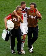 Christoph Kramer bliver hjulpet fra banen af læger under VM-finalen i 2014, som hans Tyskland vandt over Argentina. Inden da havde han spillet et lille kvarter med en hjernerystelse. Foto: Paulo Whitaker/Ritzau Scanpix