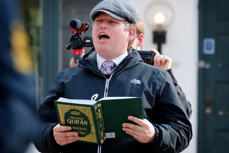 Partistifter af Stram Kurs Rasmus Paludan er blandt andet kendt for sine demonstrationer, hvor han kaster med koranen og sætter ild til den. Foto: Jens Dresling/POLFOTO