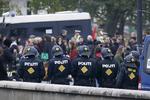 
    1. maj- demonstration fra Israels Plads mod Fælledparken blev stoppet af politiet på Dronning Louises Bro.
   Foto: Jens Dresling/POLFOTO