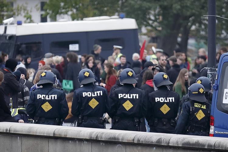 
    1. maj- demonstration fra Israels Plads mod Fælledparken blev stoppet af politiet på Dronning Louises Bro.
   Foto: Jens Dresling/POLFOTO