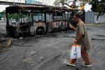 Denne udbrændte bus lå på gaden i Caracas 1. maj efter de voldsomme uroligheder dagen før. 
 Foto: Federico Parra/Ritzau Scanpix