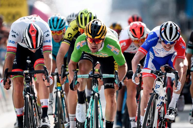 Sidste års vinder af Tour de Romandie sloveneren Primoz Roglic er tilbage i førertrøjen efter sejren på 1. etape, hvor han henviste franskmanden David Gaudu (t.h.) og portugiseren Rui Costa. til de to andre podiepladser. Foto: Fabrice Coffrini/Ritzau Scanpix